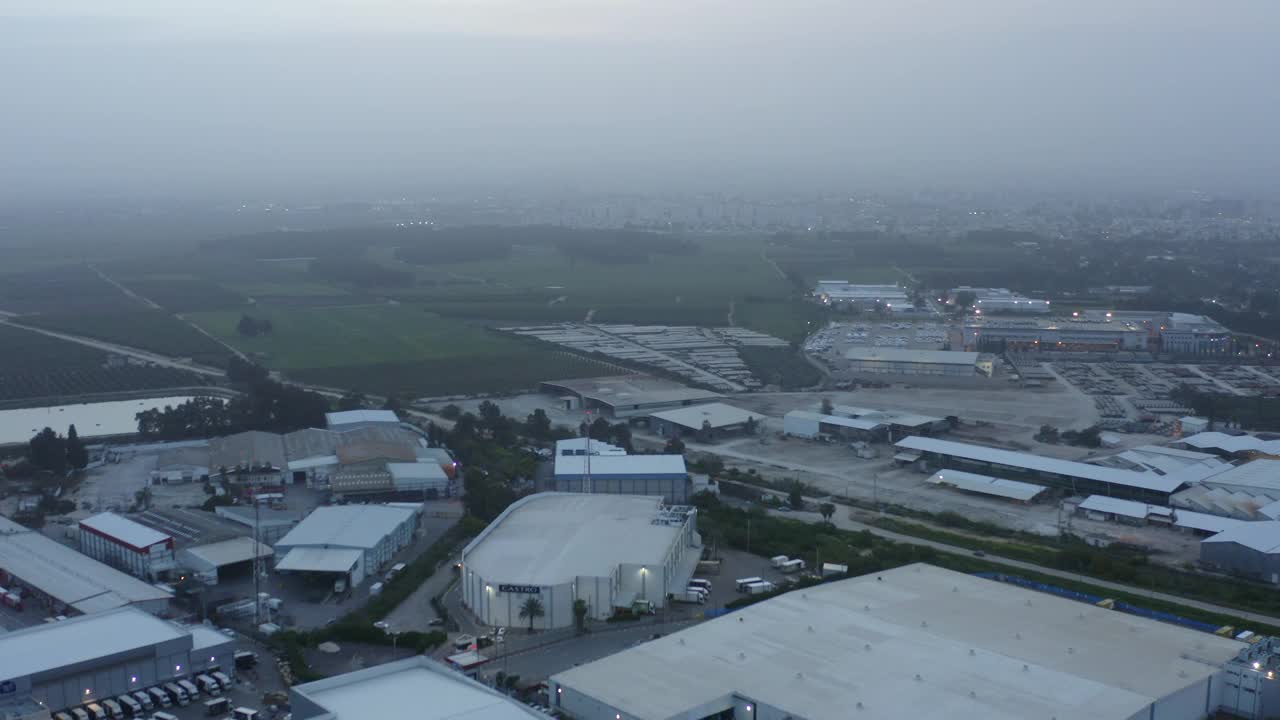 空中前进的美丽镜头在城市住宅结构在雾天-特拉维夫，以色列视频素材