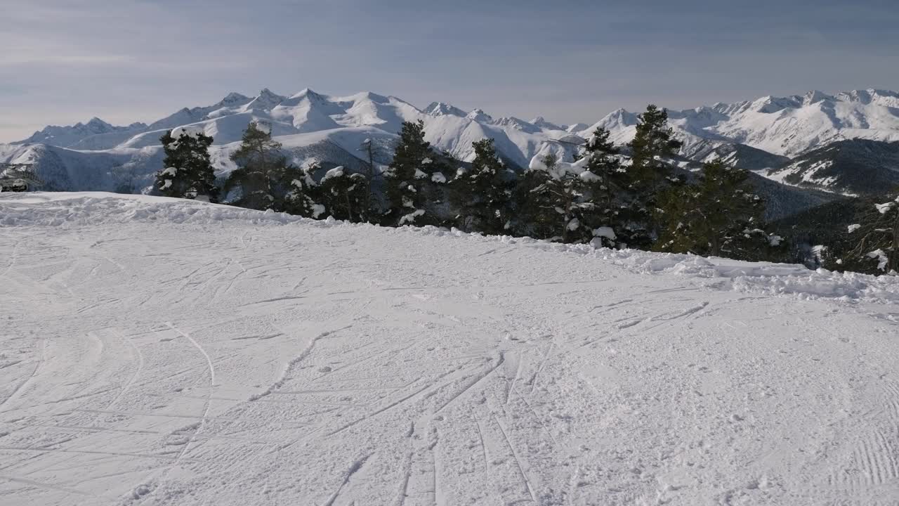 在阳光明媚的天气里，滑雪胜地的山景。视频素材