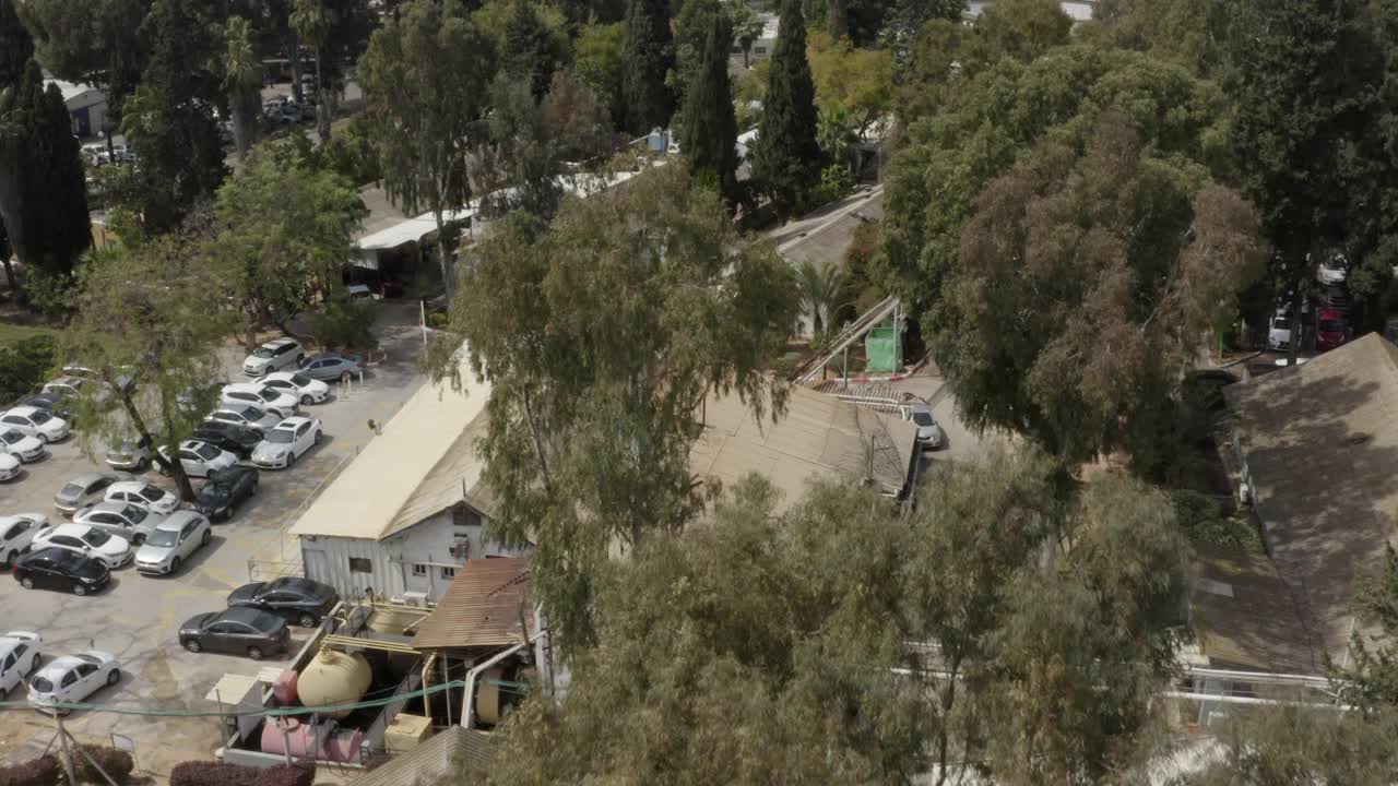 空中:城市景观上的住宅，阳光明媚的日子里无人机飞过绿树-特拉维夫，以色列视频素材