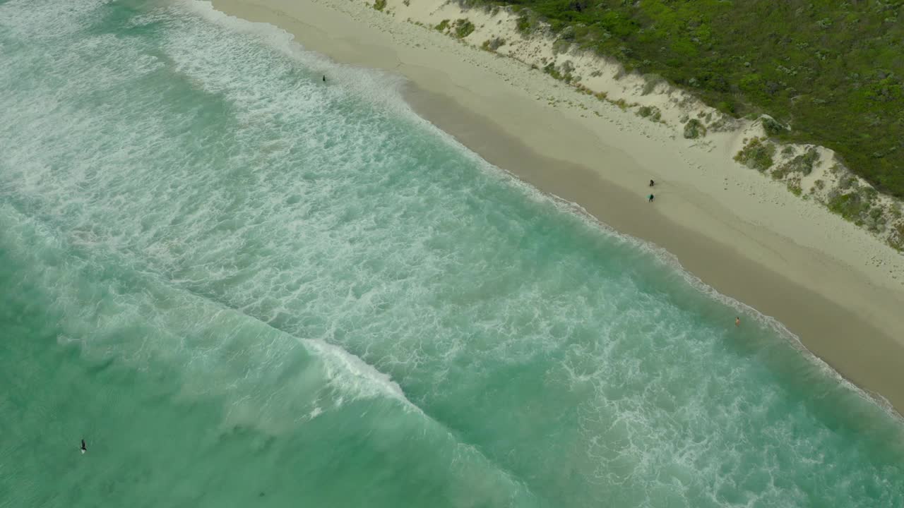 航拍冲浪爱好者探索海滩度假，无人机飞越海洋-西澳大利亚，澳大利亚视频素材