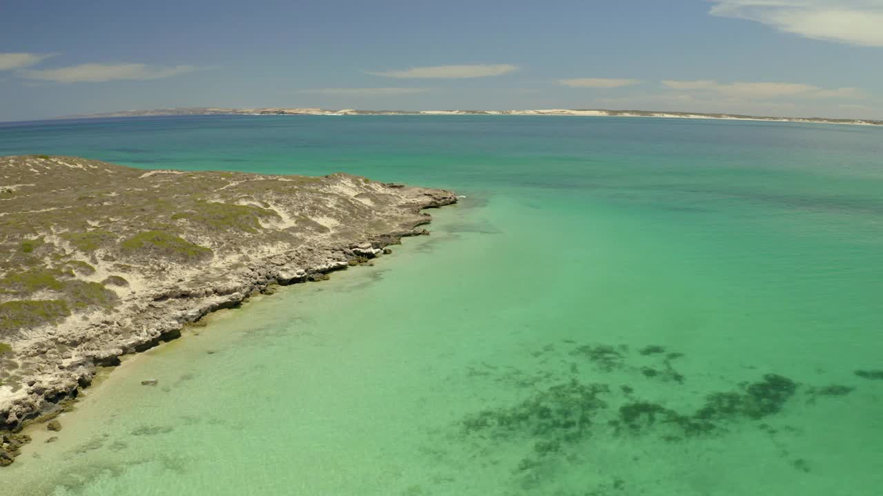 航拍:美丽的绿松石海洋风景，无人机飞行在阳光明媚的日子-西澳大利亚，澳大利亚视频素材