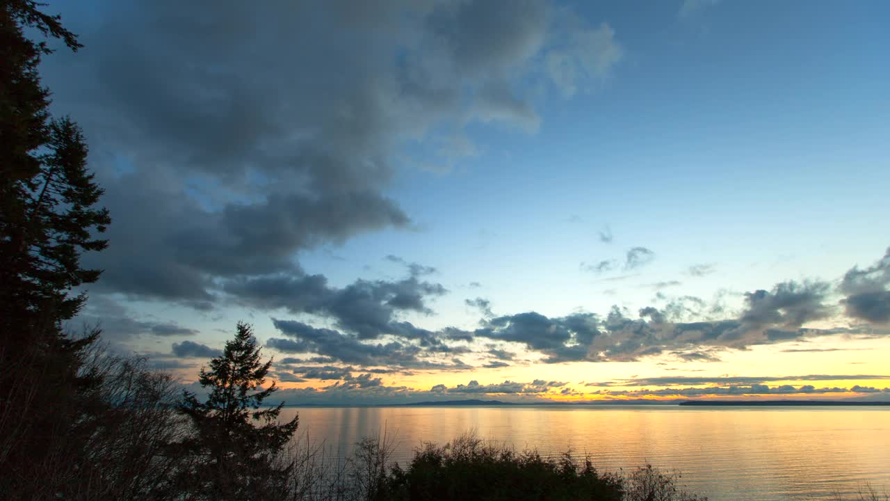 时间流逝锁定了田园诗般的海景在多云的天空下日落-温哥华，加拿大视频素材