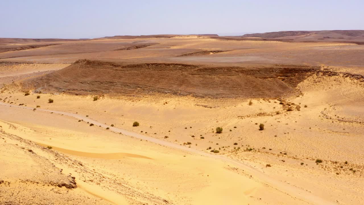 航拍:在阳光明媚的日子里拍摄棕色沙漠风景的风景-沙哈拉特，以色列视频素材