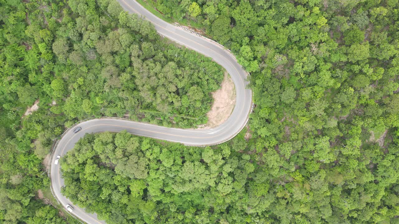 蜿蜒的山路通过山口，无人机鸟瞰。视频素材