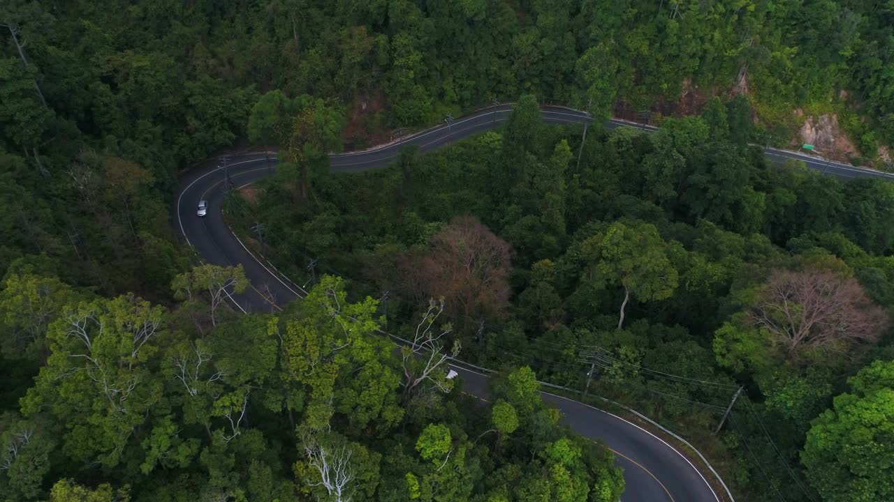 日落前森林山陡峭的道路视频素材