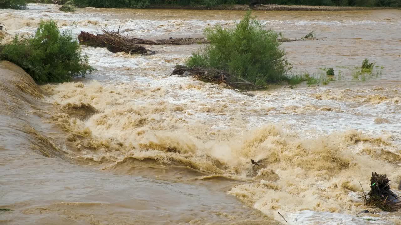 在春季暴雨期间，河水又宽又脏，河水浑浊。视频素材