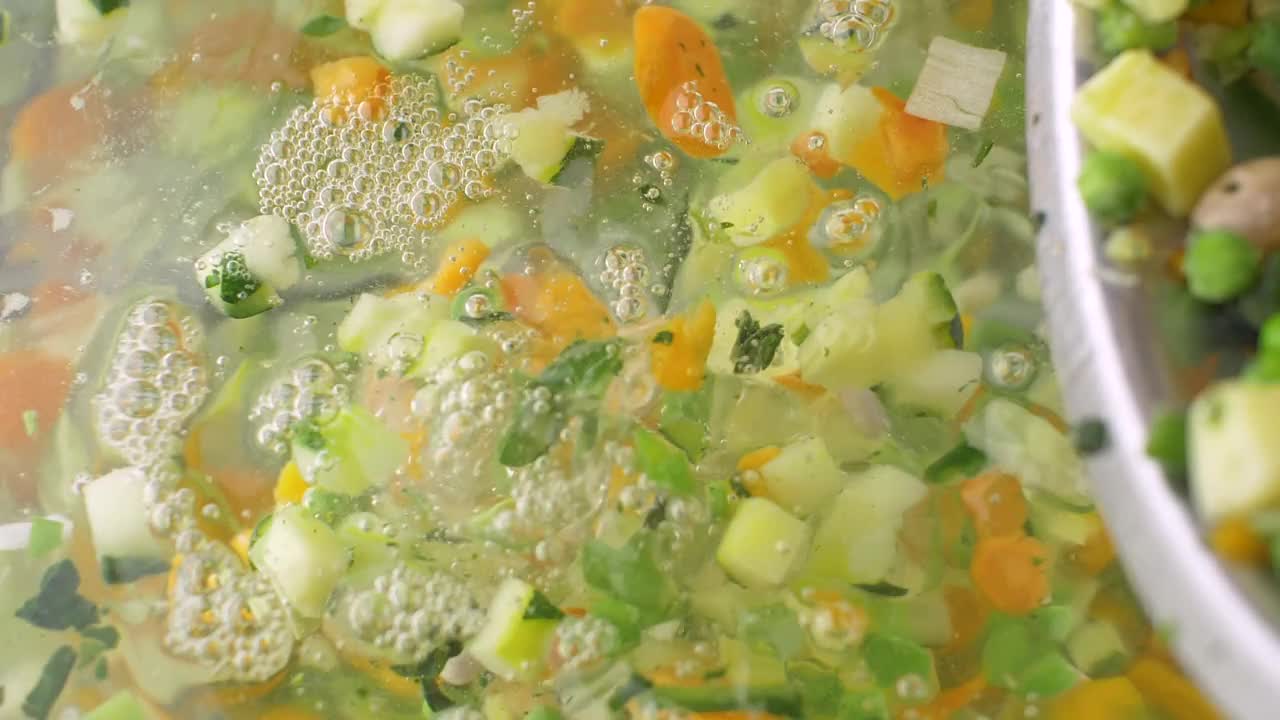 切碎的混合蔬菜溅入水中视频素材