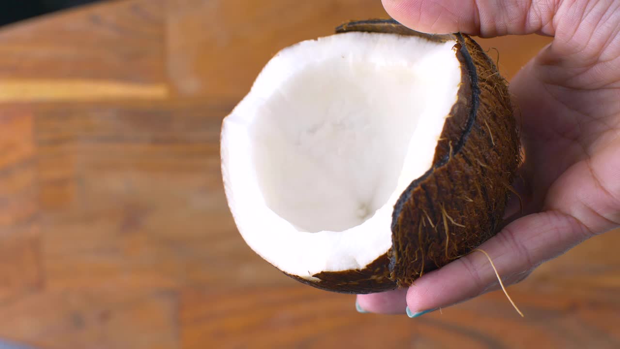 水溅到一半的椰子上视频下载