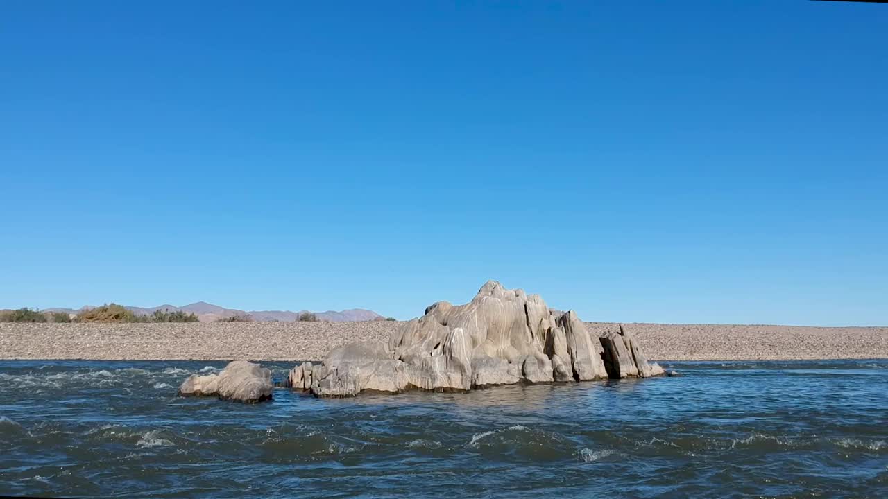 湍急的河水，中间有浅灰色的岩石视频素材