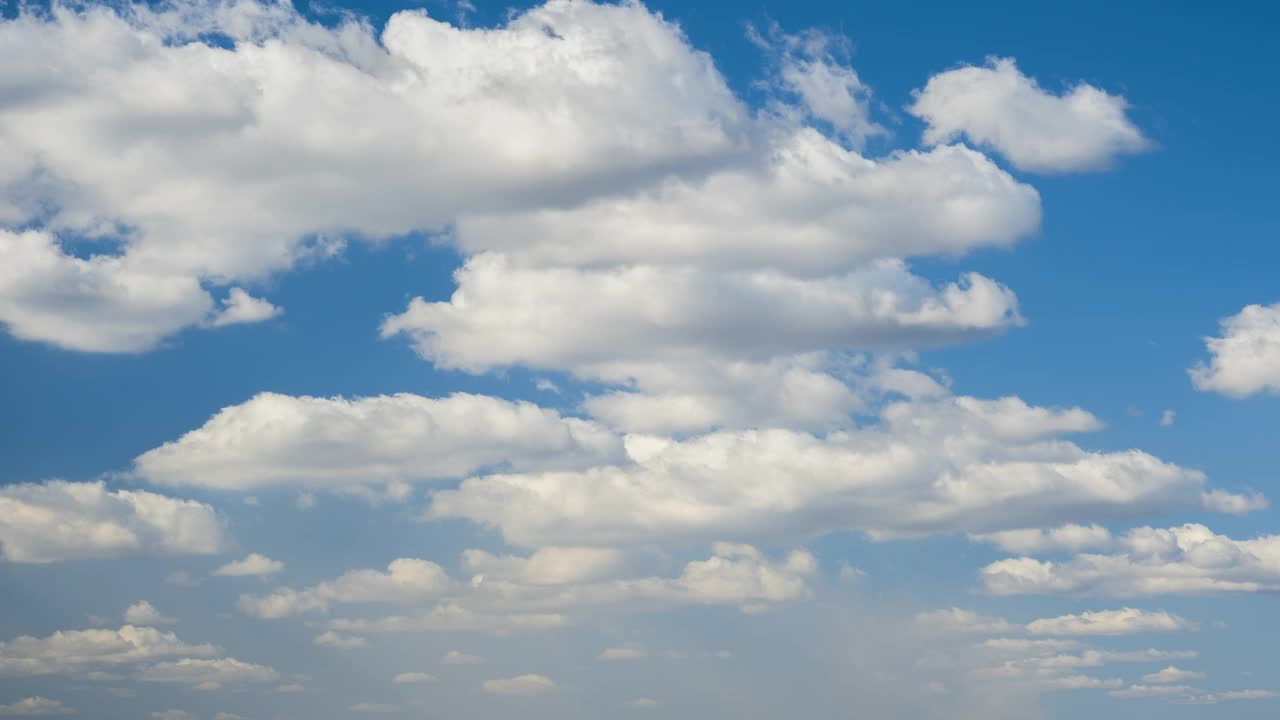 在蔚蓝的天空上快速移动的白云的时间流逝镜头。视频素材