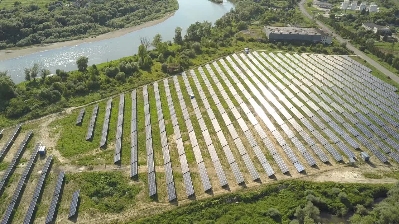 太阳能发电厂场地鸟瞰图。生产清洁生态能源的光电板。视频素材