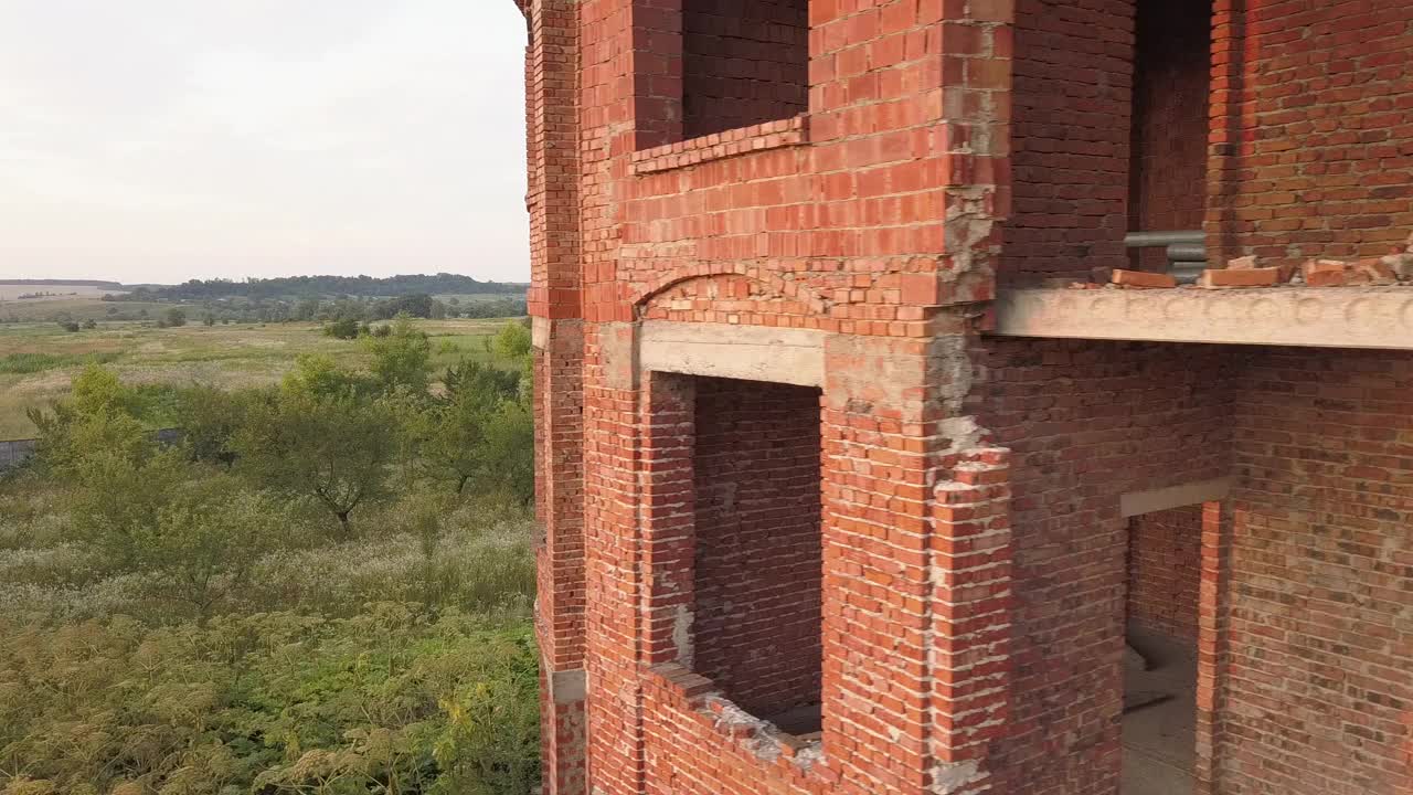 地震后旧建筑废墟的鸟瞰图。倒塌的砖房。视频素材