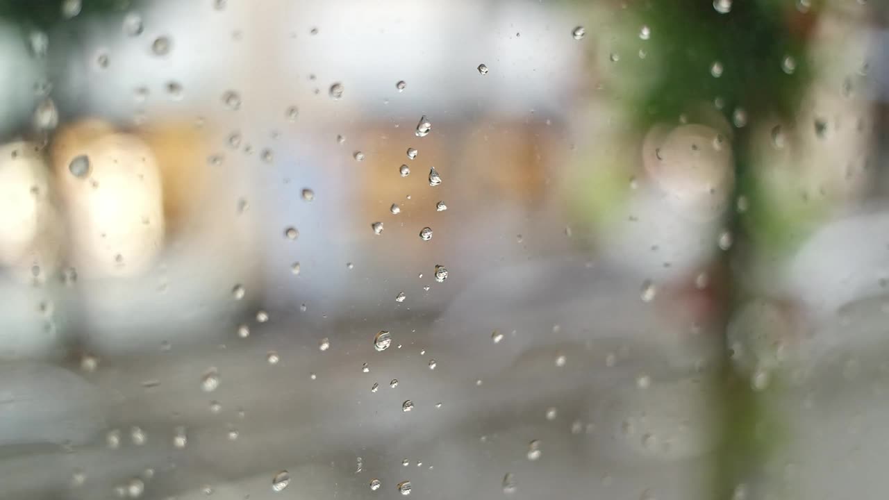 雨落窗与街散景视频素材