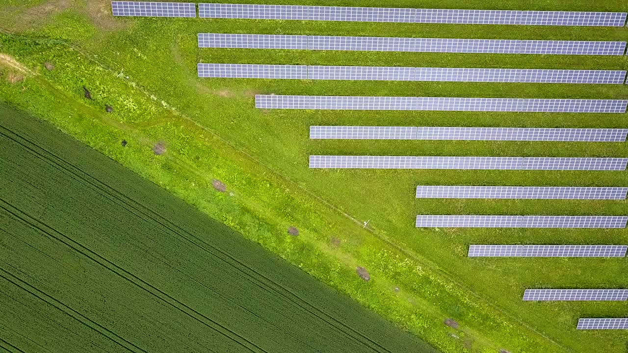 太阳能发电厂场地鸟瞰图。生产清洁生态能源的光电板。视频素材