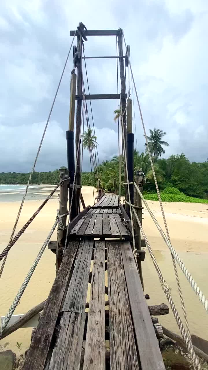 在邦宝海滩的木桥，在邦宝岛，泰国，特拉特视频素材