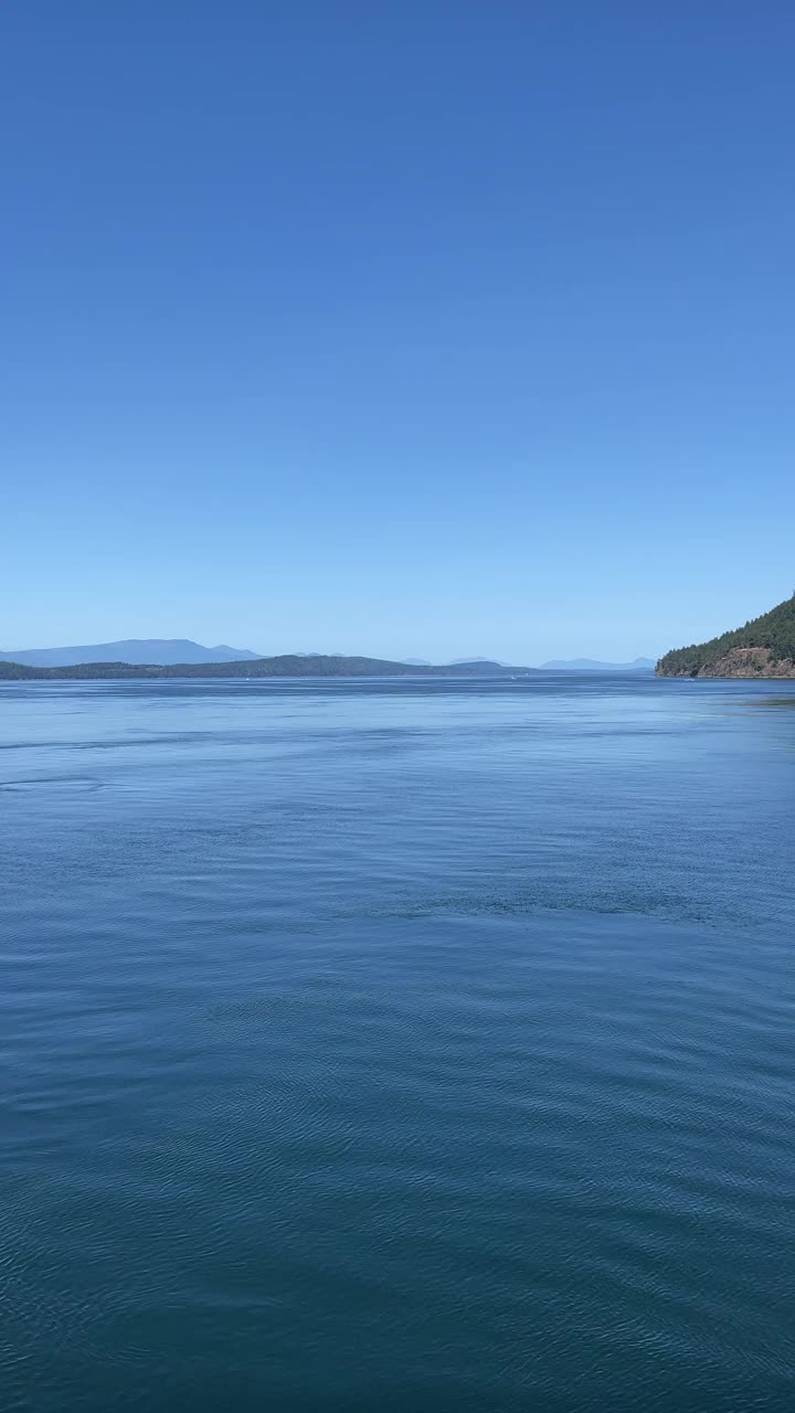 乘船穿过海湾群岛视频素材