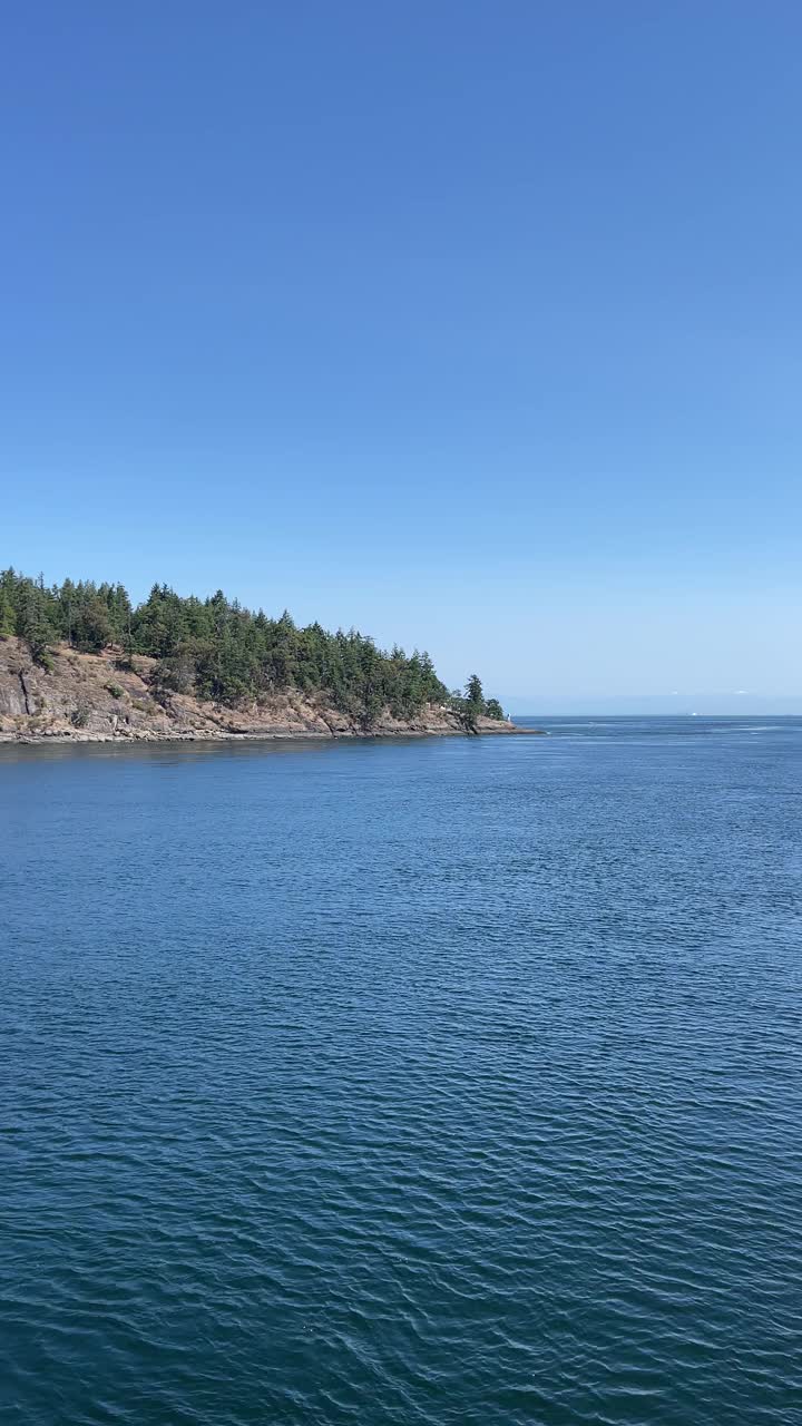 乘船穿过海湾群岛视频素材