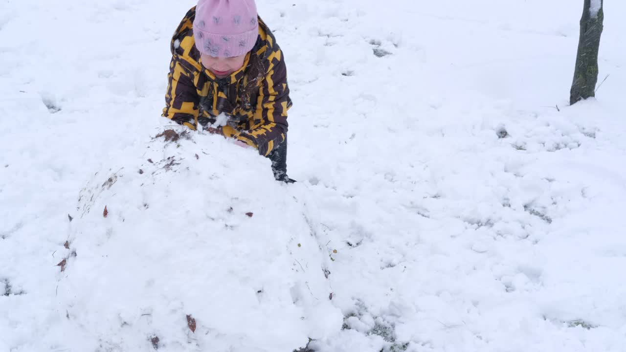 孩子们做一个雪球。视频素材