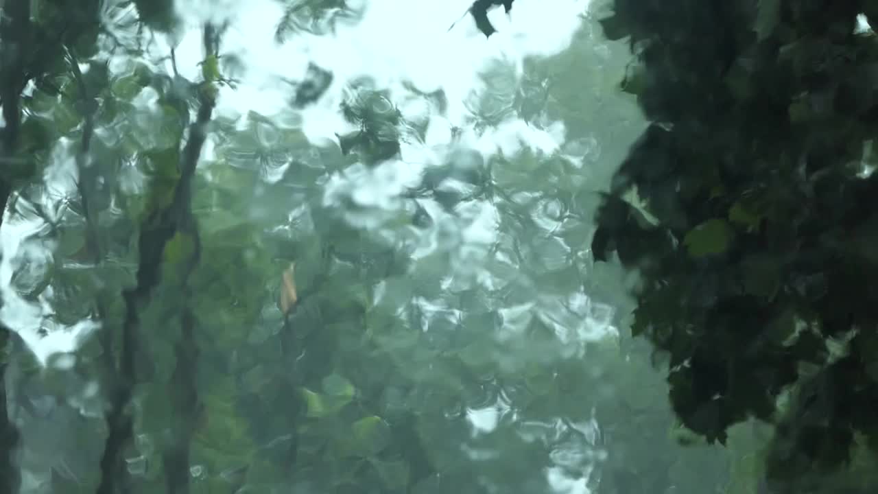 某天在雨天，拍摄在汽车挡风玻璃上，同时停车和下雨感觉悲伤和孤独的心情视频素材