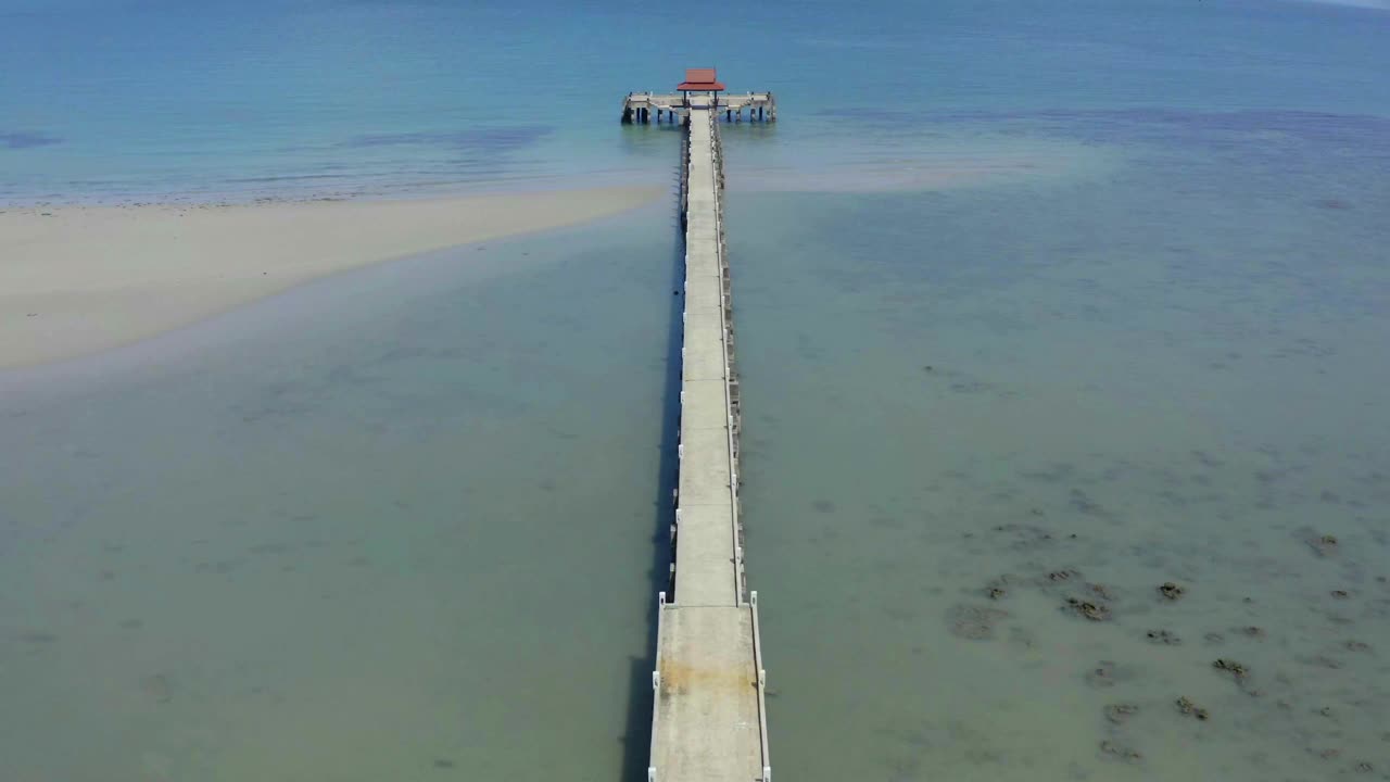 鸟瞰图邦宝码头和灯塔在koh Chang, Trat，泰国视频素材