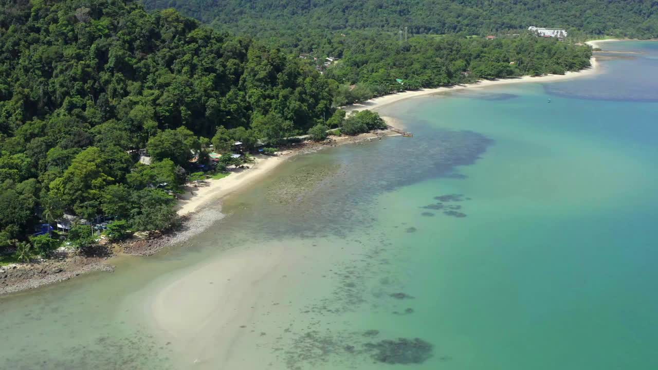 鸟瞰图邦宝码头和灯塔在koh Chang, Trat，泰国视频素材