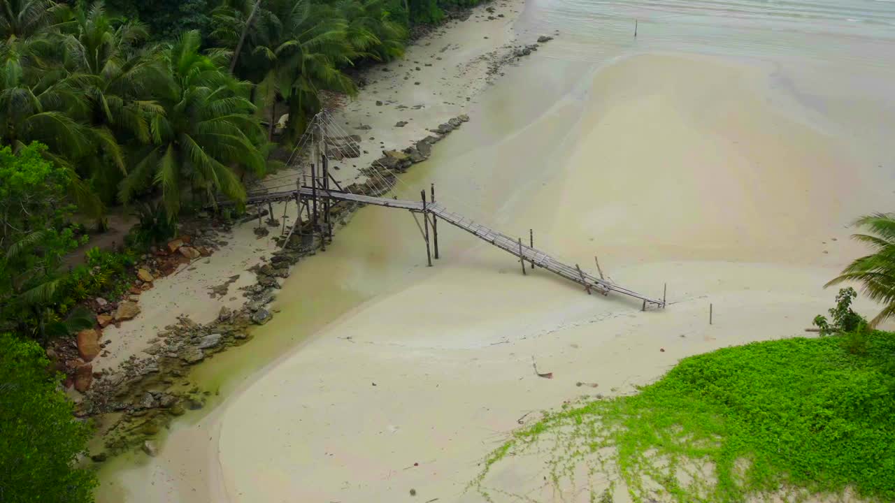 在邦宝海滩的木桥，在邦宝岛，泰国，特拉特视频素材