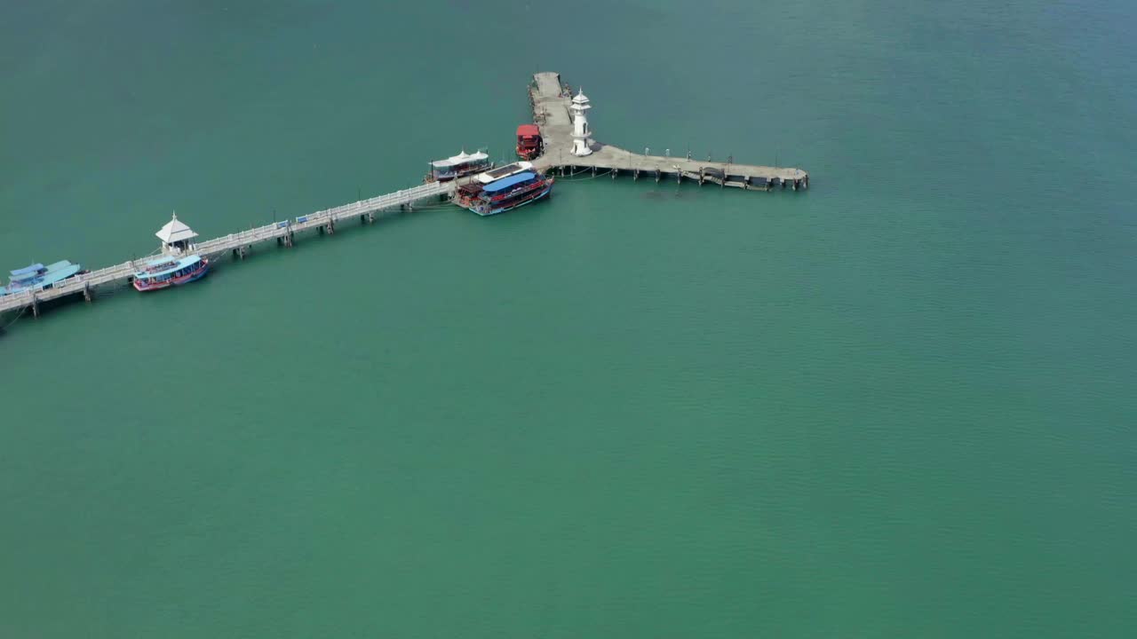 鸟瞰图邦宝码头和灯塔在koh Chang, Trat，泰国视频素材