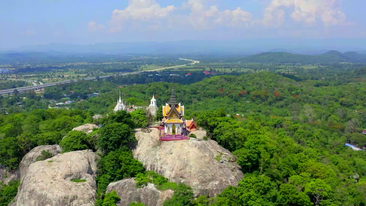 鸟瞰图卧佛寺普塔猜在萨拉布里，泰国视频素材