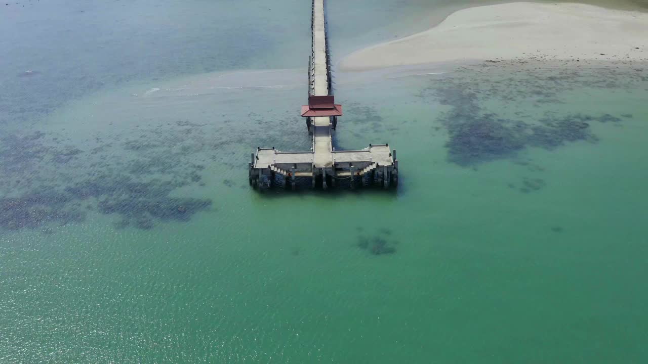 鸟瞰图邦宝码头和灯塔在koh Chang, Trat，泰国视频素材