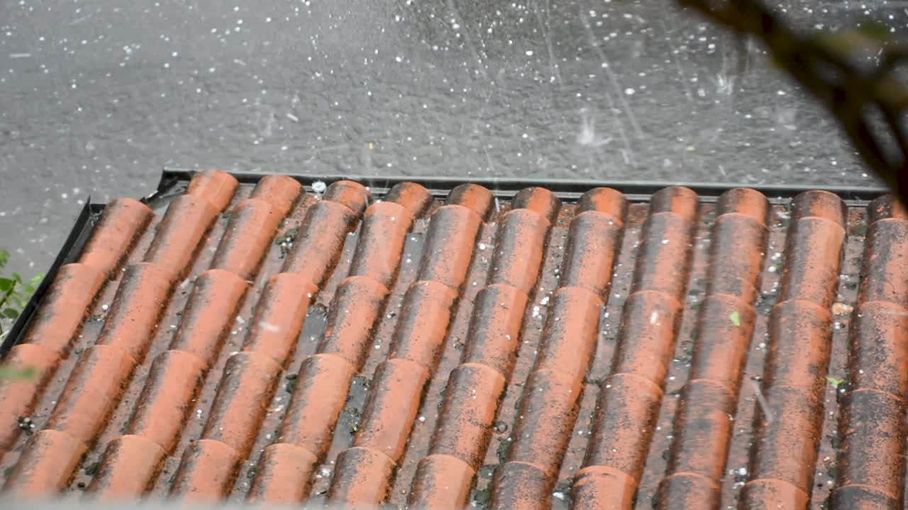 暴风雨期间，屋顶和街道上都下着冰雹视频素材