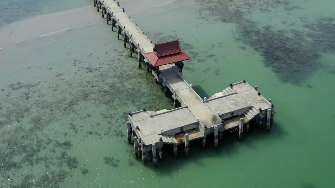 鸟瞰图邦宝码头和灯塔在koh Chang, Trat，泰国视频素材