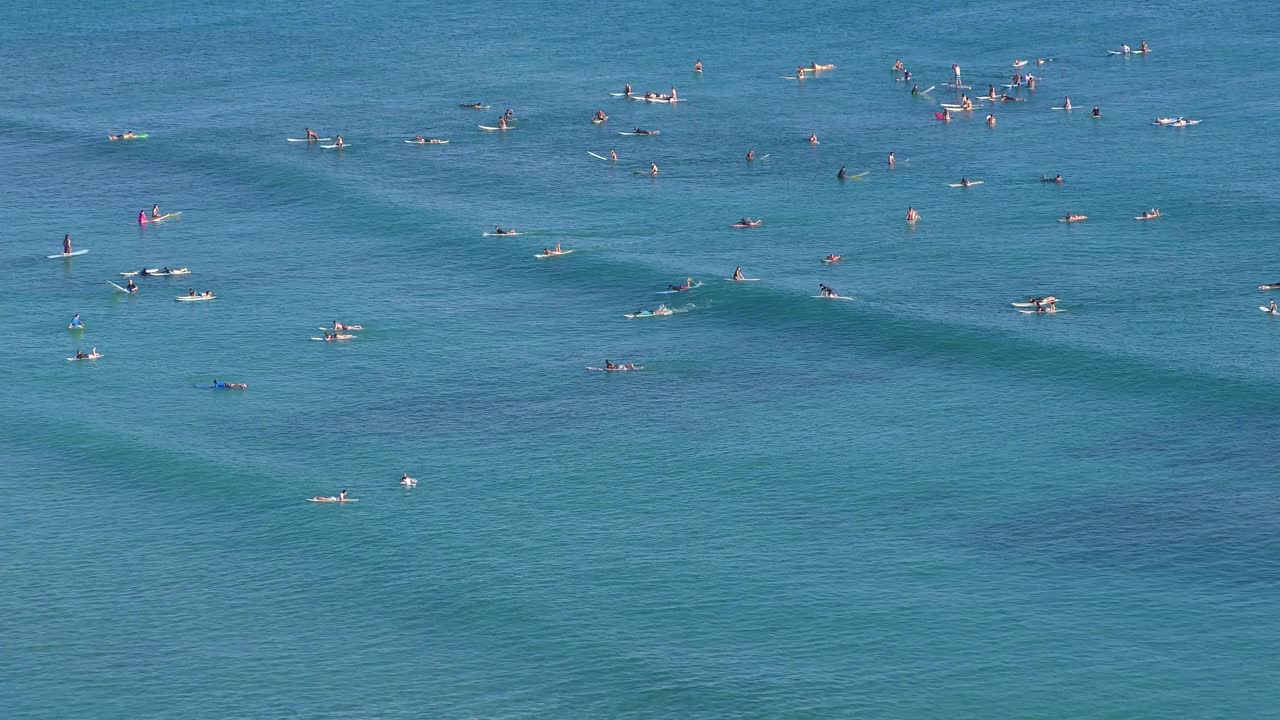 冲浪者在威基基海滩冲浪视频素材