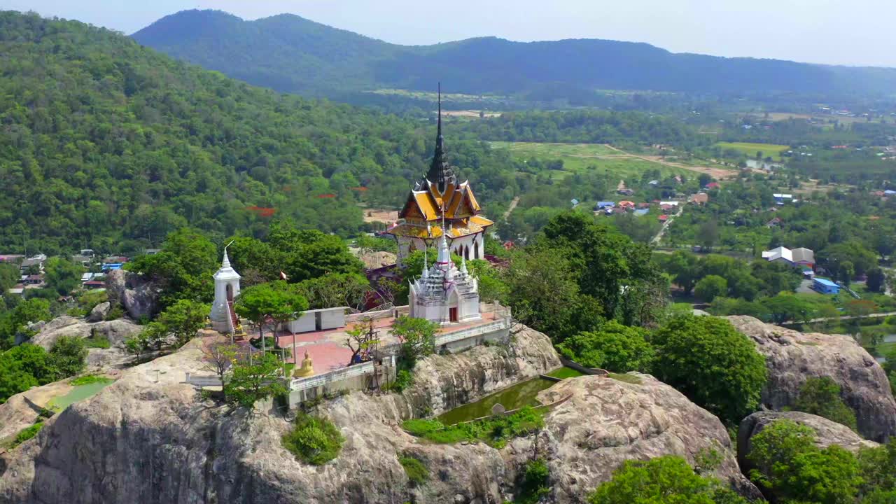 鸟瞰图卧佛寺普塔猜在萨拉布里，泰国视频素材