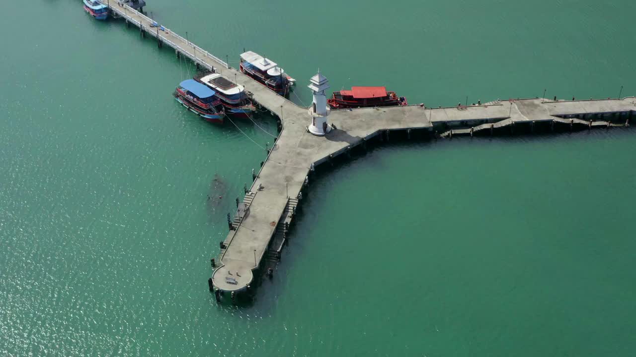 鸟瞰图邦宝码头和灯塔在koh Chang, Trat，泰国视频素材