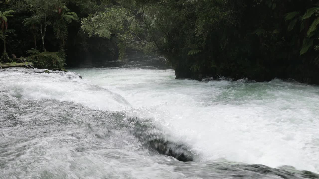 开图纳河上的堰湍急视频素材