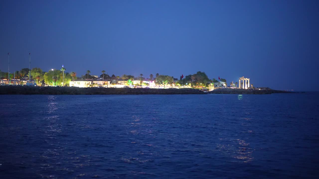 夜晚从海边看港口的景色视频素材