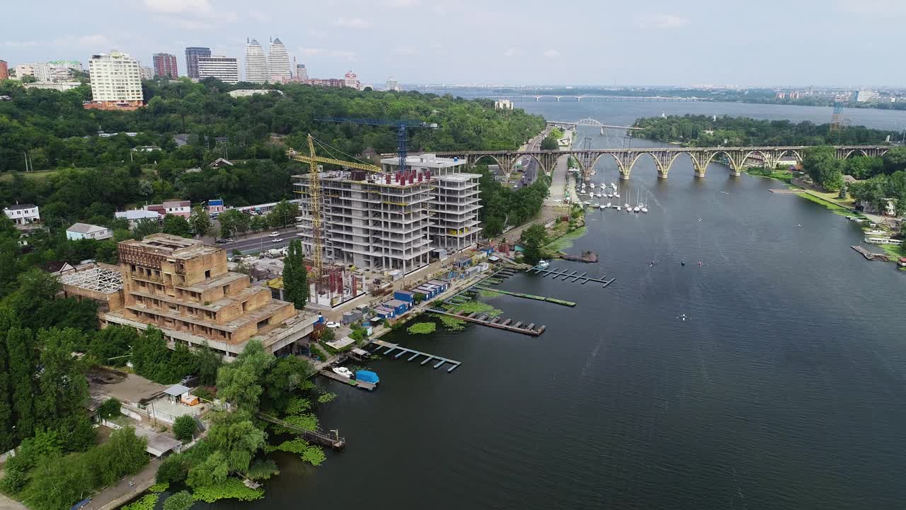 建筑小区鸟瞰图。横跨在一个住宅综合体的施工现场视频素材