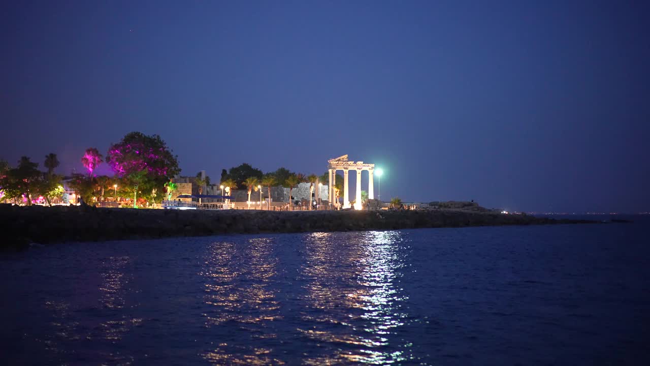 夜晚从海边看港口的景色视频素材