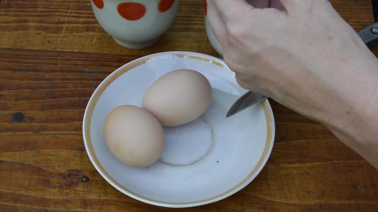 用手将生蛋黄在蛋壳中分开视频素材