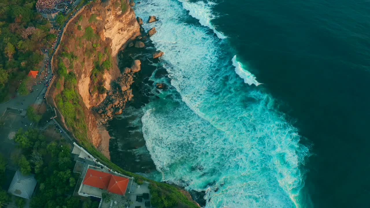 在印尼巴厘岛的乌鲁瓦图寺庙，可以看到巨大的海浪和岩石视频素材