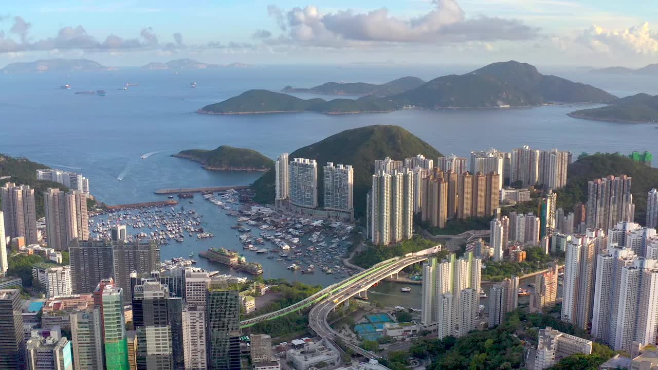 鸟瞰香港仔和水塘，这是香港南部著名的旅游景点。清晰的夏日。视频素材