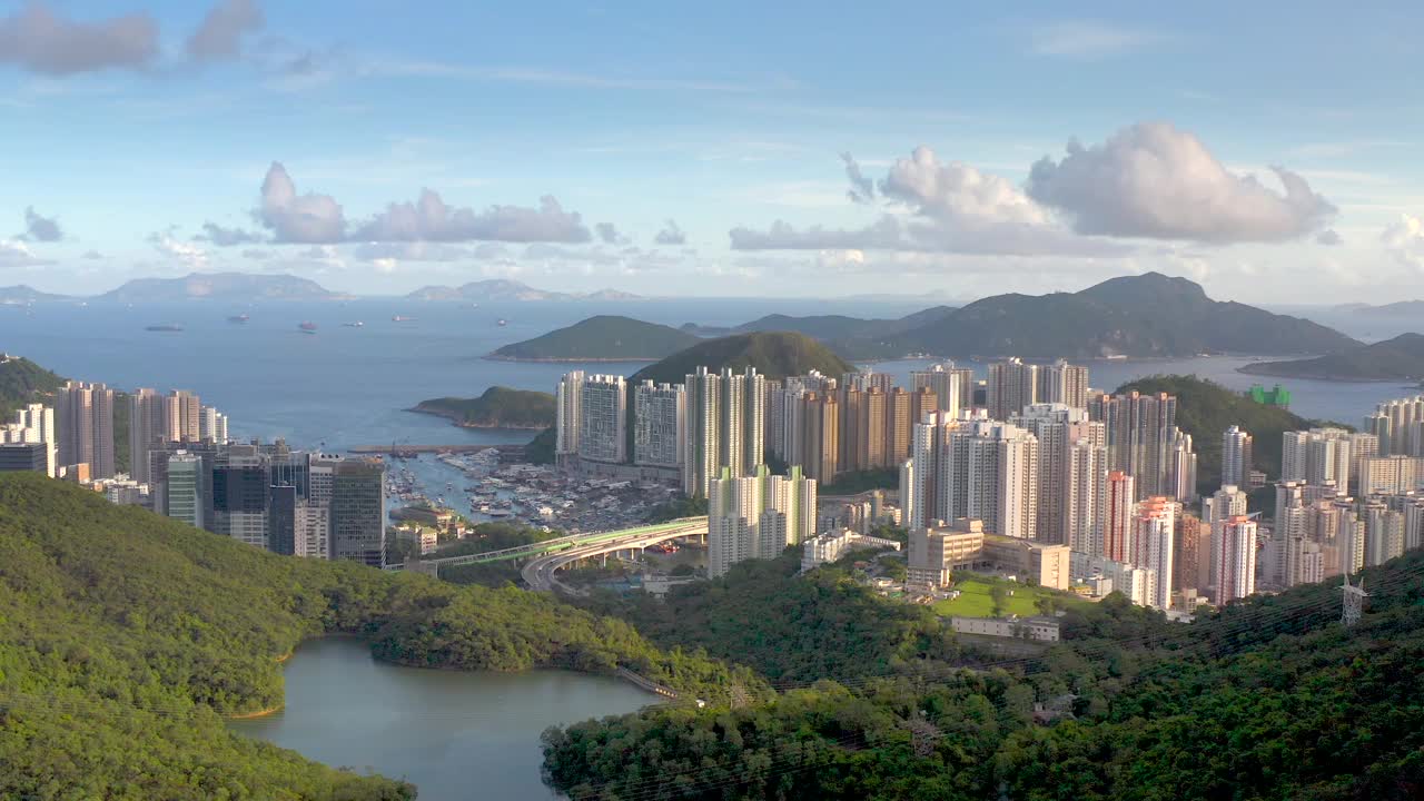 鸟瞰香港仔和水塘，这是香港南部著名的旅游景点。清晰的夏日。视频素材