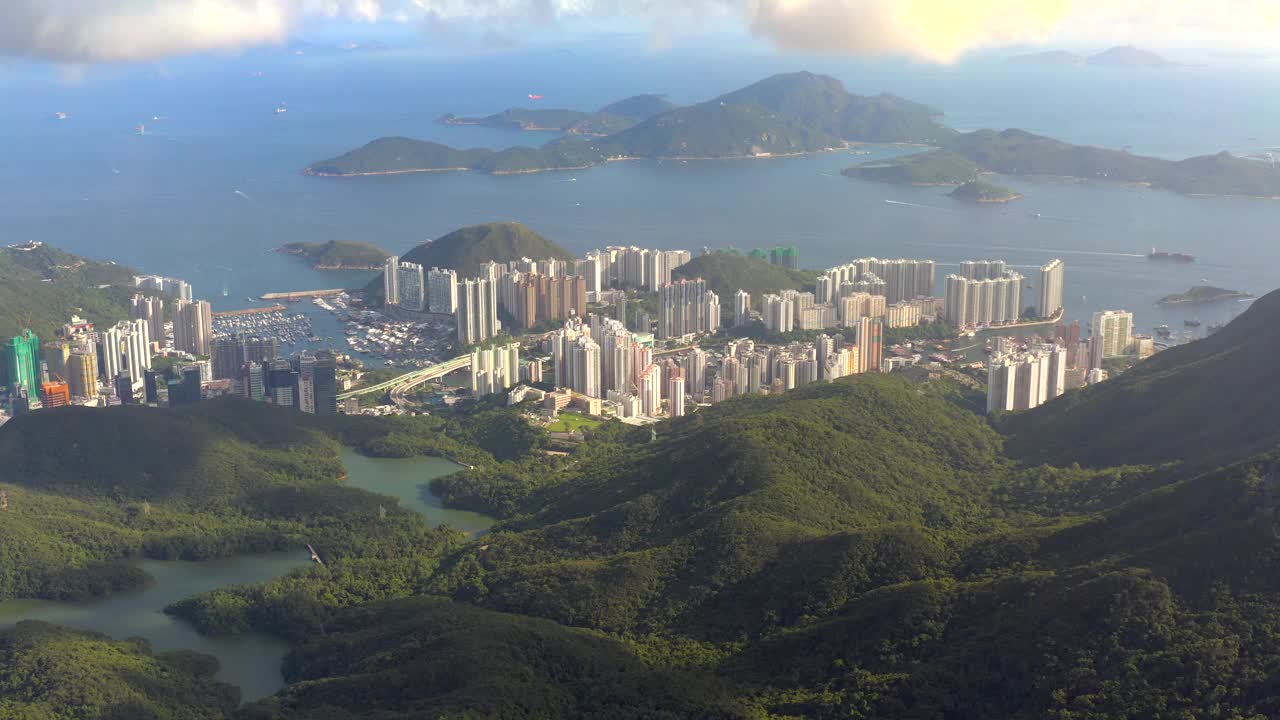 鸟瞰香港仔和水塘，这是香港南部著名的旅游景点。清晰的夏日。视频素材