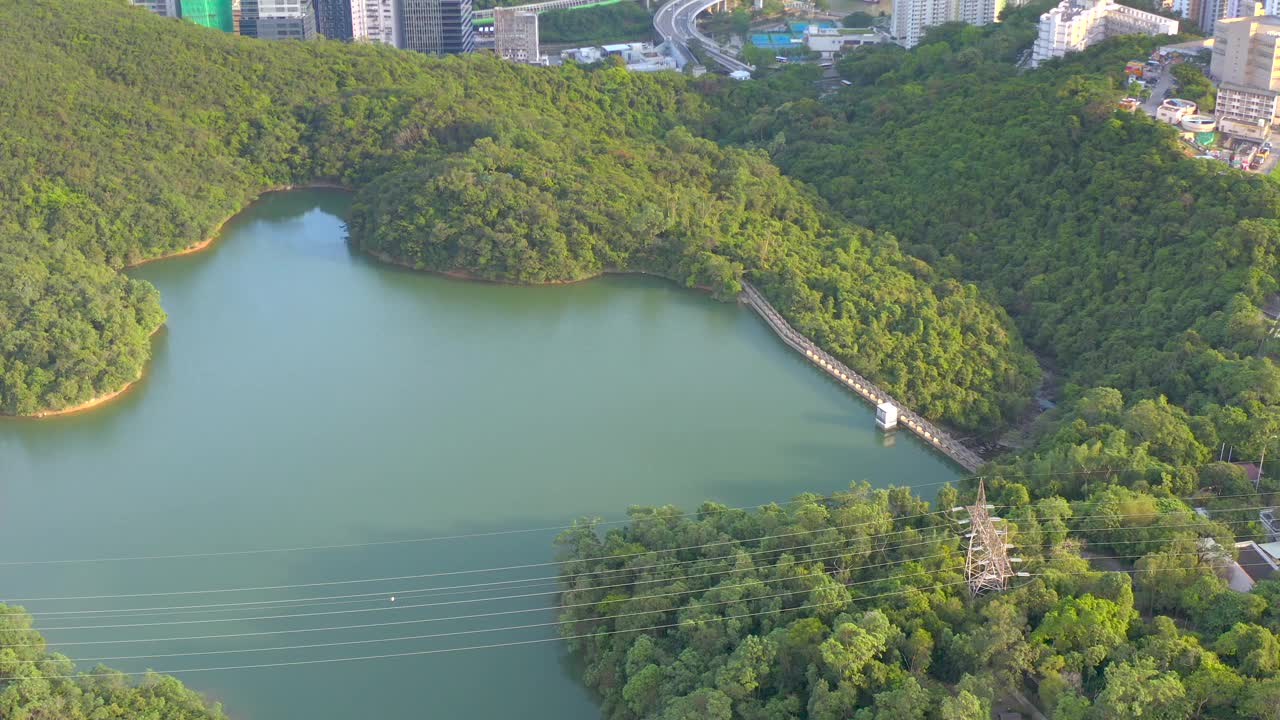 从空中俯瞰香港仔，这是香港南部著名的旅游景点。清晰的夏日。视频素材