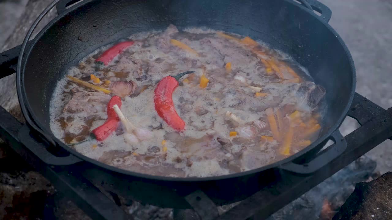 传统乌兹别克zirvak的烹饪。传统肉饭的准备。在铸铁大锅里煮肉饭。视频下载