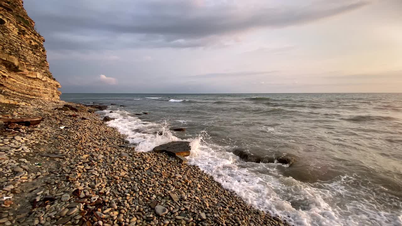 日落在海上和岩石海岸视频素材