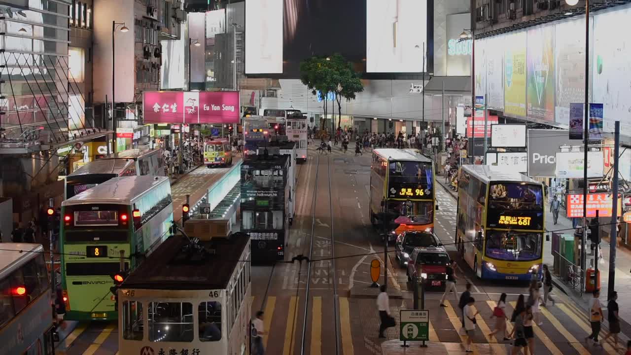 在香港岛铜锣湾散步和购物的人们视频素材