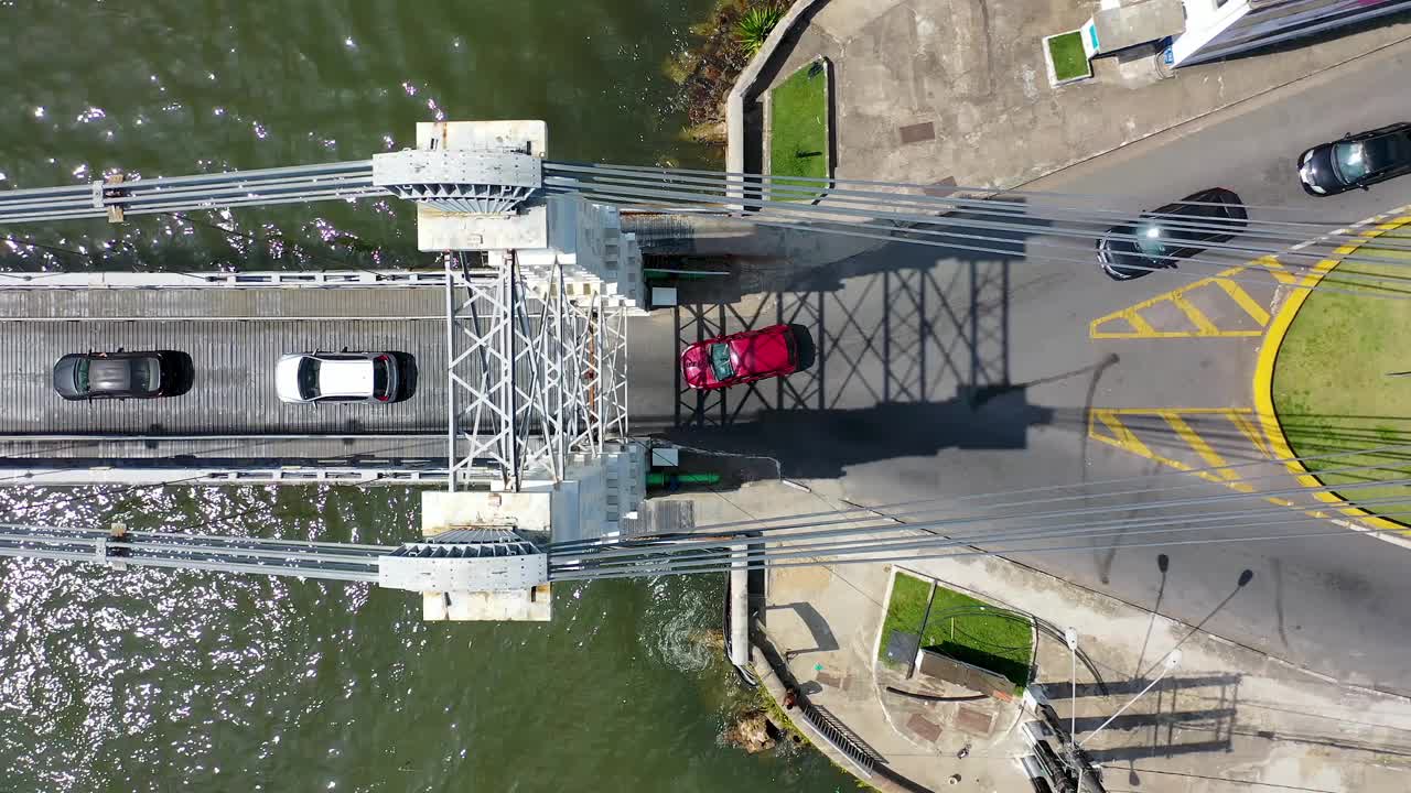 巴西圣保罗海岸城市圣文森特。巴西圣保罗州海岸城市São Vicente的全景空中城市景观。圣文森特海岸城市的地标湾，南海滩São保罗，巴西。视频素材