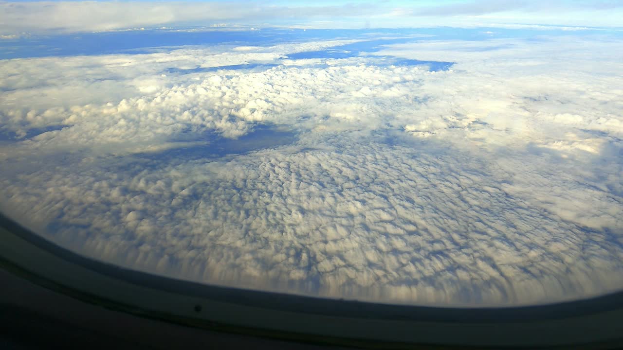 透过飞机窗户看到的太空景观视频素材