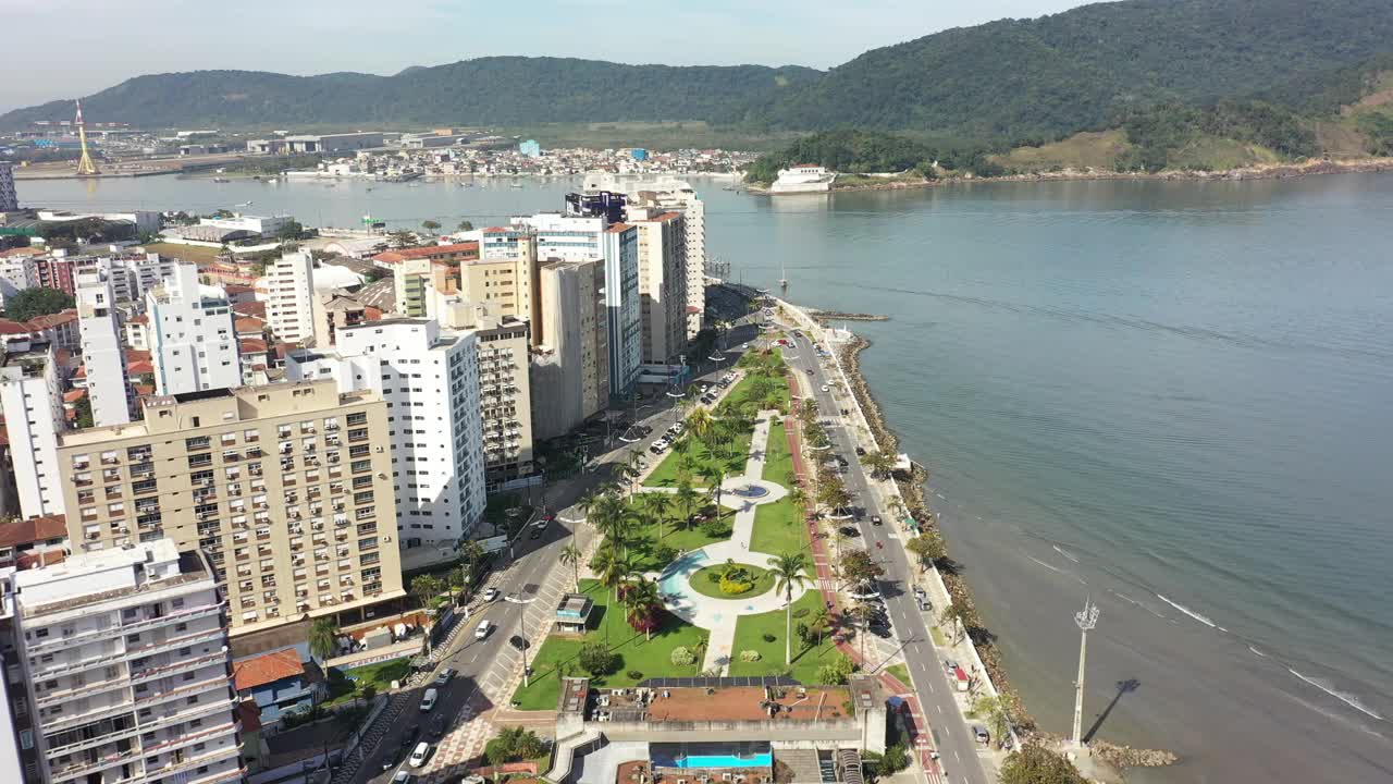 桑托斯巴西。巴西圣保罗州桑托斯海岸海湾的全景空中城市景观。海岸鸟瞰图桑托斯，圣保罗，巴西。桑托斯港口背景。空中城市景观。视频素材